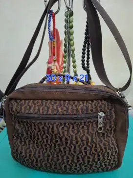 Tas selempang branded 
Aigner uk 30 x 9 x 21 
Limited edition 
Barang