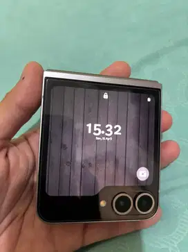 Samsung Galaxy Z Flip 6 LIKE NEW