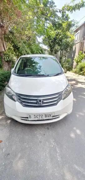Di jual mobil Honda Freed 1.5 E AT kondisi bagus ex wanita