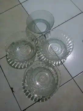 Perlengkapan rumah tangga mangkok dan piring