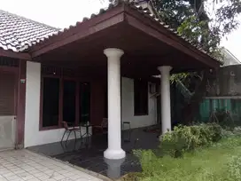 Rumah Interior Kayu Halaman Luas Akses Jalan 2 Mobil S8609