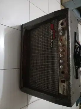 Red Shadow Amplifier Utk Gitar.  R15G kondisi Normal.Dan Baik