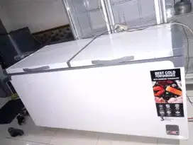 Jual prizer box merk GEA kapasitas 700 L kondisi normal siap pakai