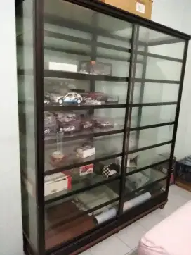 Etalase kaca 99% seperti baru