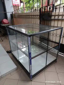 Etalase Kaca Baru