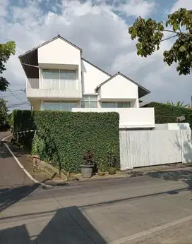 Villa 3lt semi furnished Modern style SHM di Dago Bandung CL 124