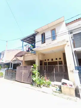 Dijual Rumah 2 lantai di gba ciganitri belakang transmart 690 juta