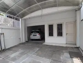 Rumah pinggir jln Raya Pejaten Pasar minggu Lt.-+100mtr 1,9m nego