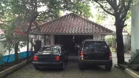 Rumah 2 Bangunan dengan lahan luas di Cipete