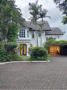 Rumah Mewah Design Classic Dalam Private Komplek, LT. 1026 m2