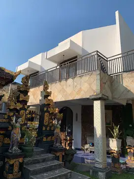 Rumah pinggir jalan raya Majapahit dekat kampus unram
