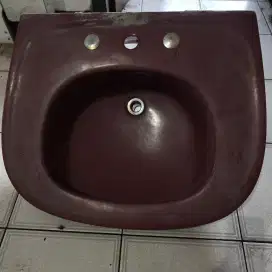 Wastafel Toto merah maroon