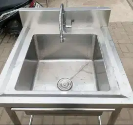 Single Sink  + Kran
Uk P 70 x L 70 x T 85 cm.
Lobang P50xL50 xT 30 cm.