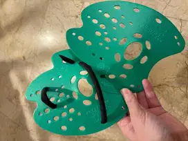 TYR hand paddle