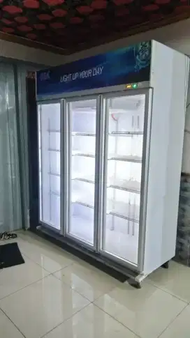 Jual showcase 3 pintu merek GEA kapasitas 1500 L kondisi normal