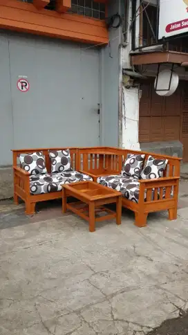 Kursi kayu sudut