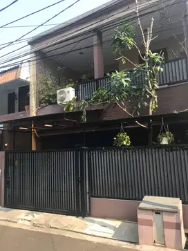 Rumah Dalam Komplek di Rawamangun Lokasi Strategis Dekat Perkantoran