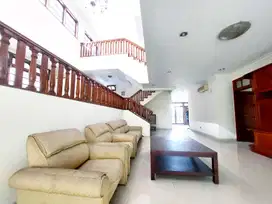 JUAL RUMAH PONDOK INDAH HOMIE DG SWIMMING POOL ROW JALAN LEBAR