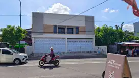 Ruang usaha mangku jalan utama di barat malioboro