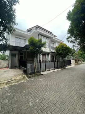 Dijual Rumah Tinggal 3 lantai Serpong Terrace Jl Raya Viktor Tangsel