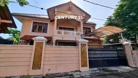 Rumah Desain Classic Semi Furnished Dilokasi Strategis Dekat Mall