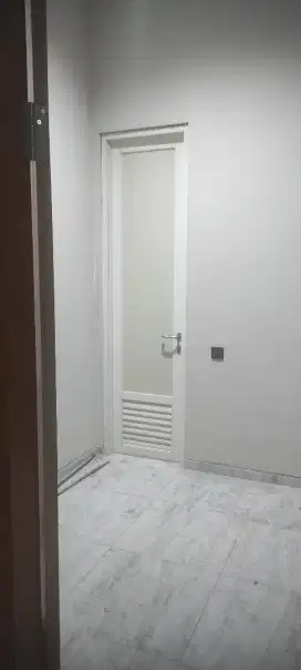 Pintu kamar mandi