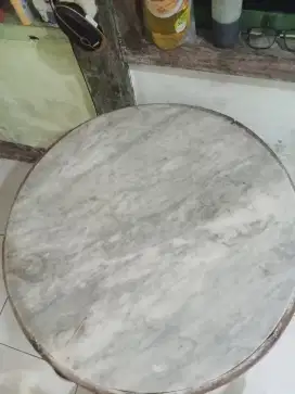 Meja marmer kuno tembus cahaya