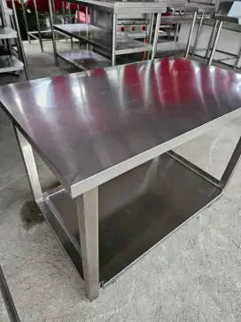 Meja 2 susun
Bawah ada roda
Kondisi mulus
