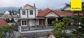 Dijual Rumah 2 lantai Asri Strategis di Jalan Kenanga Batu