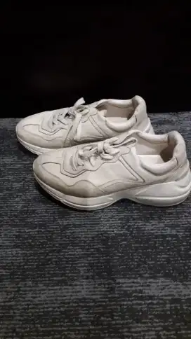 GucciRhyton Leather Sneaker Ivory 9522

Preloved