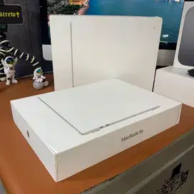 Macbook Air M3 13inch 2024 8/256 GB Starlight Segel, garansi aktif