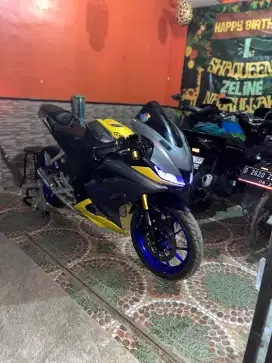 Yamaha R15 vva kuning