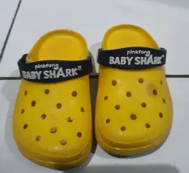 Sandal Clogs anak motif baby shark warna kuning.