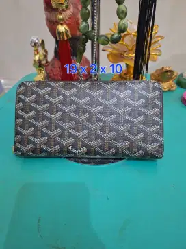 Dompet branded 
Goyard uk 19 x 2 x 10 
Limited edition 
Barang terawat