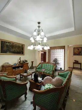 Rumah Dengan Fasilitas Swimpool di Bukit Jarian, Ciumbuleuit