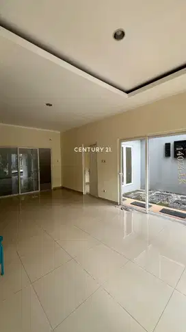 Dijual Rumah Dua Setengah Lantai di Ciputat Tangerang