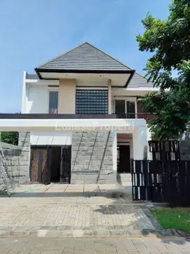Ada Pool ! Disewakan rumah graha famili