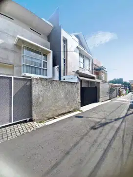 TEBET BARAT RUMAH 2 LT INDUSTRIAL TYPE AKSES 2 MOBIL LIKE NEW Z34