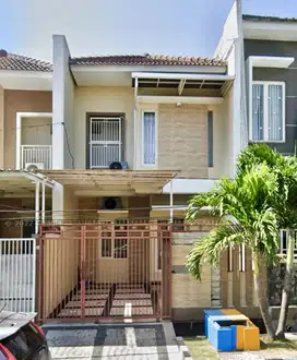 RUMAH KUTISARI SIAP HUNI TERAWAT. ROW JALAN 4 MOBIL. HADAP BARAT