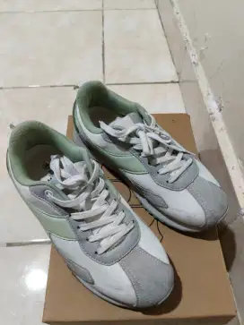 Sepatu wanita Diadora