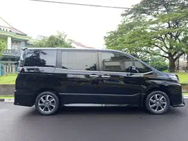 Toyota Voxy 2.0 2020 AT
