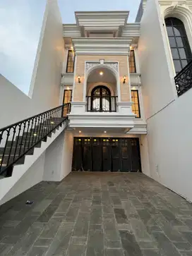 Dijual Rumah Ada Kolam Renang di Komplek Benda Jagakarsa