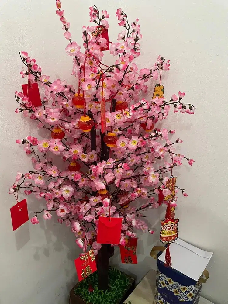 Dekorasi pohon sakura plus angpao