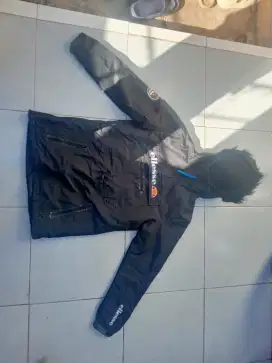 Jaket gunung ellesse kondisi msh baru dan tdk terpakai