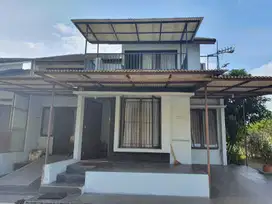 Di jual Rumah 2 kavling , sambung depan belakang, hoek.