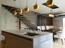 RUMAH CITRALAND MEWAH ada SWIMMING POOL cocok untuk ekspat dekat Unive