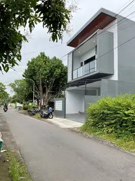 dijual rumah baru 2 lantai, di jakal km 8