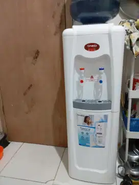 Dispenser warna putih merek Niko