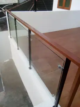 Railing Kaca Rangka Besi Hollow Galvanis untuk Balkon Dan Tangga Jogja