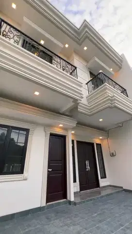 Rumah Baru di Duren Sawit Dengan Model Classic Lokasi Dekat Jalan Raya